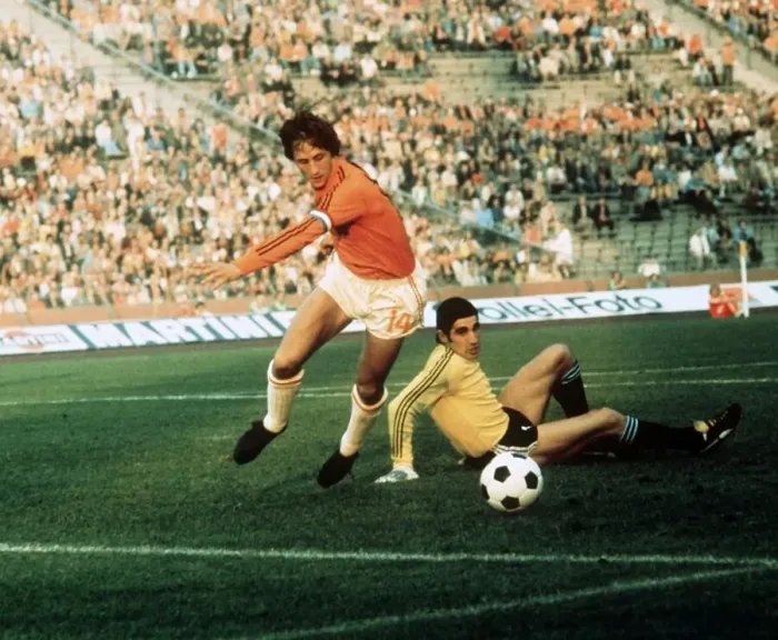 Framed Print : Johan Cruyff Hollland World Cup 1974 beats Carnevali Argentina to score first goal Framed Print : Johan Cruyff Hollland World Cup 1974 beats Carnevali Argentina to score first goal