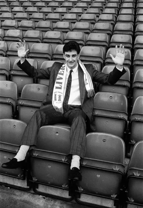 Framed Print : John Aldridge signs for Liverpool F. C. at Anfield. 26th January 1987 Framed Print : John Aldridge signs for Liverpool F. C. at Anfield. 26th January 1987