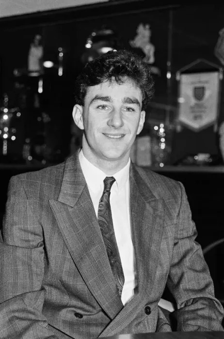Framed Print : John Aldridge signs for Liverpool F. C. at Anfield. 26th January 1987 Framed Print : John Aldridge signs for Liverpool F. C. at Anfield. 26th January 1987