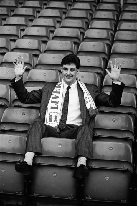 Framed Print : John Aldridge signs for Liverpool F. C. at Anfield. 26th January 1987 Framed Print : John Aldridge signs for Liverpool F. C. at Anfield. 26th January 1987