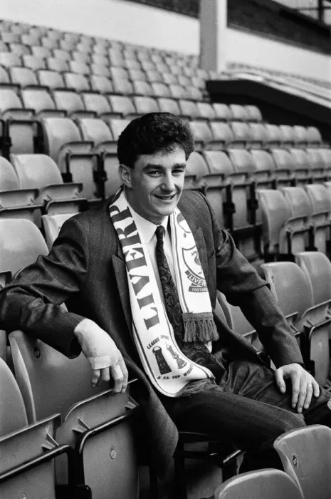 Framed Print : John Aldridge signs for Liverpool F. C. at Anfield. 26th January 1987