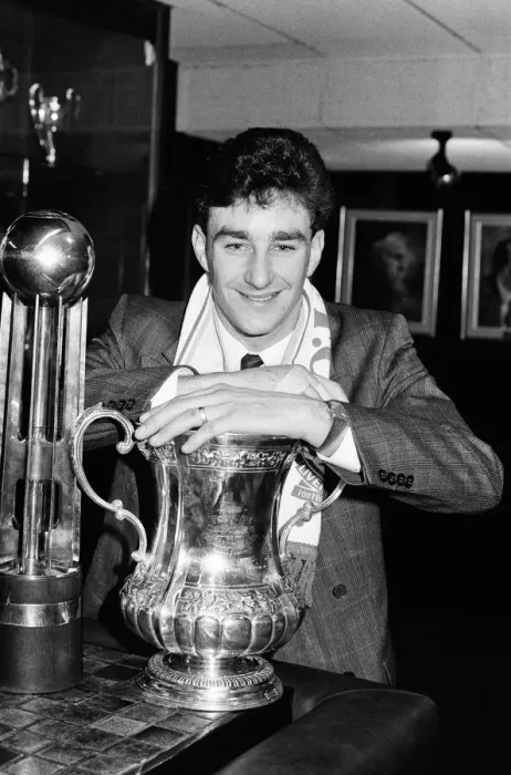 Framed Print : John Aldridge signs for Liverpool F. C. at Anfield. 26th January 1987 Framed Print : John Aldridge signs for Liverpool F. C. at Anfield. 26th January 1987