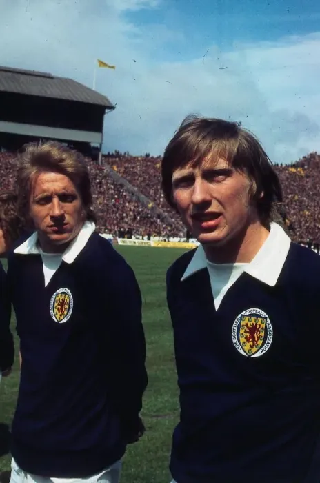 Framed Print : John Brownlie Hibs Hibernian footballer 1972 Pictured at Hampden with Denis Law