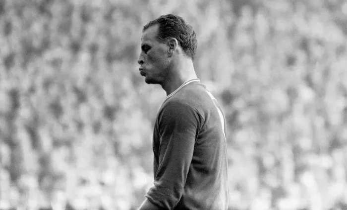 Framed Print : John Charles in action for Cardiff City against Charlton Athletic at The Valley