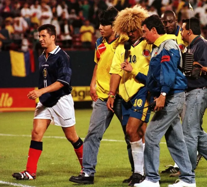 Framed Print : John Collins leaves pitch at end of Scotland match against Colombia May 1998 whilst Framed Print : John Collins leaves pitch at end of Scotland match against Colombia May 1998 whilst