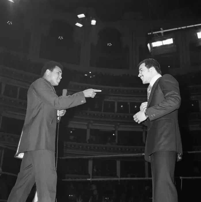 Framed Print : John Conteh and Muhammad Ali commentate on the fight between Joe Bugner