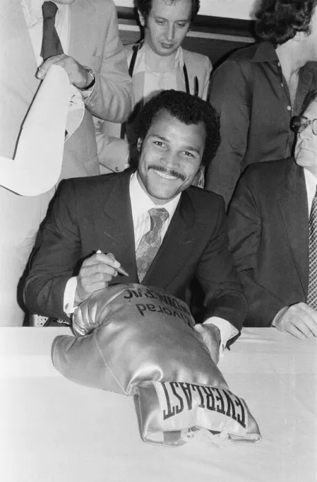 Framed Print : John Conteh vs Mate Parlov. WBC light-heavyweight title bout at Red Star Stadium