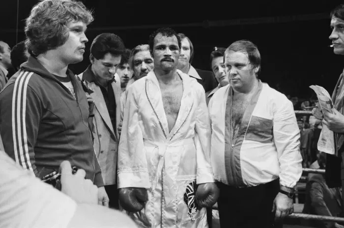 Framed Print : John Conteh vs Mate Parlov. WBC light-heavyweight title bout at Red Star Stadium