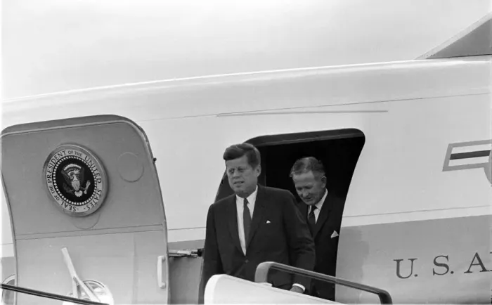 Framed Print : John F. Kennedy on the stairs leading from Airforce One during a visits to Eire in