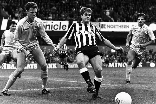 John Hendrie holds off the Coventry defenders. 25th October 1988