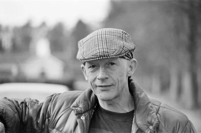 Framed Print : John Hurt filming near Lambourn, West Berkshire. He is filming Framed Print : John Hurt filming near Lambourn, West Berkshire. He is filming
