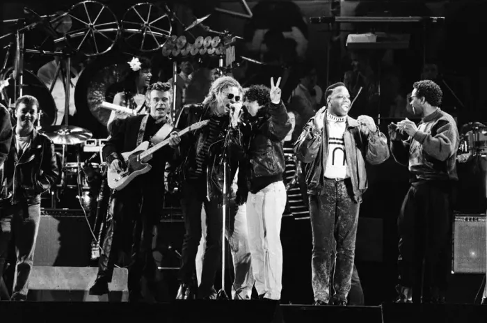 Framed Print : John Lennon Memorial Concert held at Pier Head, Liverpool. Hall and Oates perform