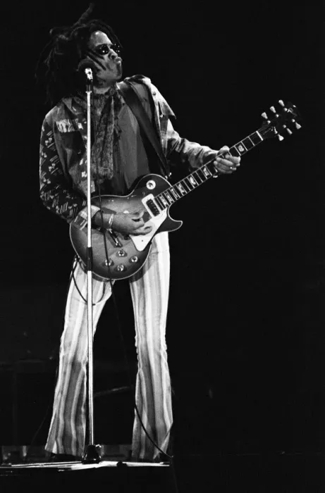 Framed Print : John Lennon Memorial Concert held at Pier Head, Liverpool. Lenny Kravitz performs