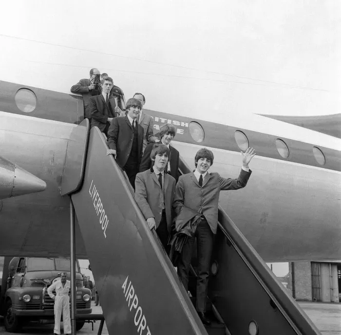 Framed Print : John Lennon, Paul McCartney, George Harrison and Ringo Starr leaving the aircraft Framed Print : John Lennon, Paul McCartney, George Harrison and Ringo Starr leaving the aircraft