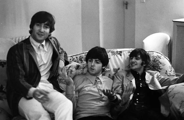 Framed Print : John Lennon, Paul McCartney and Ringo Starr of The Beatles relax in their room