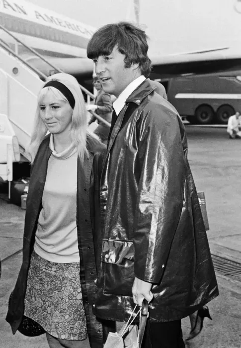Framed Print : John Lennon with wife Cynthia Lennon leaving the Pam American (Pan Am Framed Print : John Lennon with wife Cynthia Lennon leaving the Pam American (Pan Am