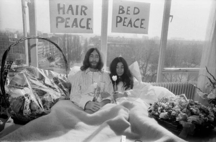 Framed Print : John Lennon and his wife Yoko Ono are having a weeks love-in their room at the Hilton Framed Print : John Lennon and his wife Yoko Ono are having a weeks love-in their room at the Hilton