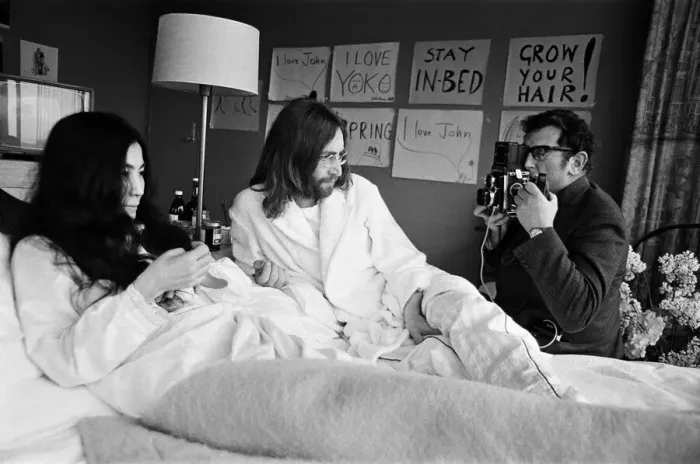 Framed Print : John Lennon and his wife Yoko Ono stage a bed in in a hotel in Amsterdam