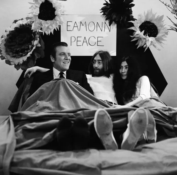 Framed Print : John Lennon and Yoko Ono appear on Thames Televisions Today Framed Print : John Lennon and Yoko Ono appear on Thames Televisions Today