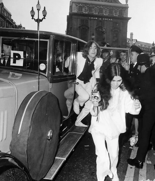 Framed Print : John Lennon and Yoko Ono arrive at the premiere of Yellow Submarine'film Framed Print : John Lennon and Yoko Ono arrive at the premiere of Yellow Submarine'film