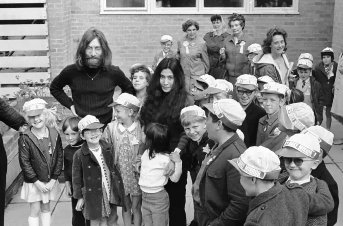 Framed Print : John Lennon and Yoko Ono greeting fans near their home in Surrey before a trip up to