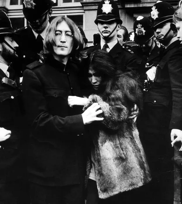 Framed Print : John Lennon with Yoko Ono surrounded by policemen as they Leave Marylebone Magistates Framed Print : John Lennon with Yoko Ono surrounded by policemen as they Leave Marylebone Magistates