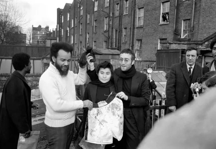 Framed Print : John Lennon and Yoko pictured on the roof of Black House in Holloway Road, with Michael X Framed Print : John Lennon and Yoko pictured on the roof of Black House in Holloway Road, with Michael X