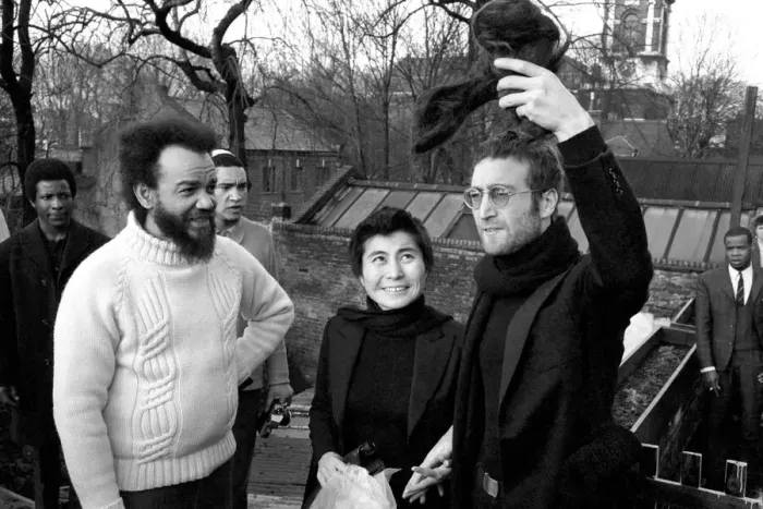 Framed Print : John Lennon and Yoko pictured on the roof of Black House in Holloway Road, with Michael X Framed Print : John Lennon and Yoko pictured on the roof of Black House in Holloway Road, with Michael X