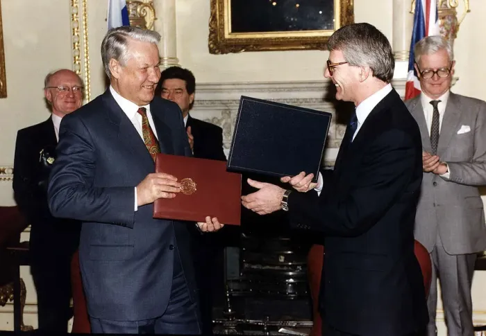 Framed Print : John Major British Conservatitve Prime Minister with Russian President Boris Yeltsin