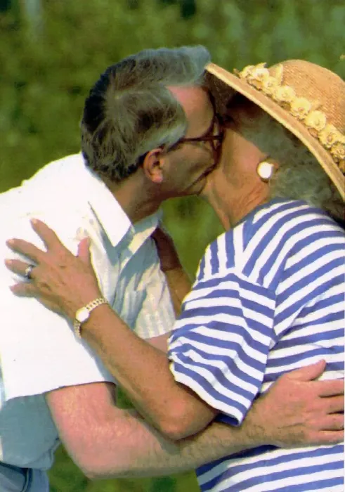 Framed Print : John Major kissing Babara Bush on the arrival of the Major family in USA 1991