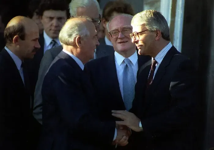 Framed Print : John Major in Moscow meets Gorbachev and lays a wreath at the shrine to Coup heroes Framed Print : John Major in Moscow meets Gorbachev and lays a wreath at the shrine to Coup heroes