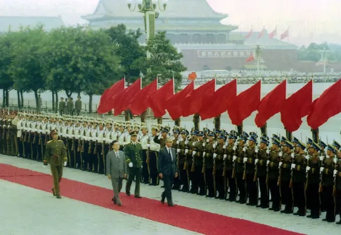 Framed Print : John Major Prime Minister inspects a Guard of Honour during a visit to China 1991