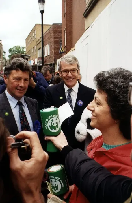 Framed Print : John Major Prime Minister meets some charity collectors for the WWF Framed Print : John Major Prime Minister meets some charity collectors for the WWF