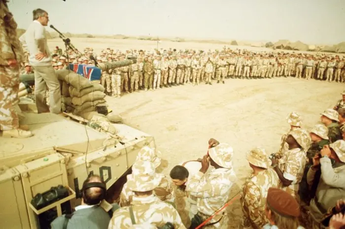 Framed Print : John Major speaking to British troops in Saudi Arabia as they prepare for the Gulf War Framed Print : John Major speaking to British troops in Saudi Arabia as they prepare for the Gulf War