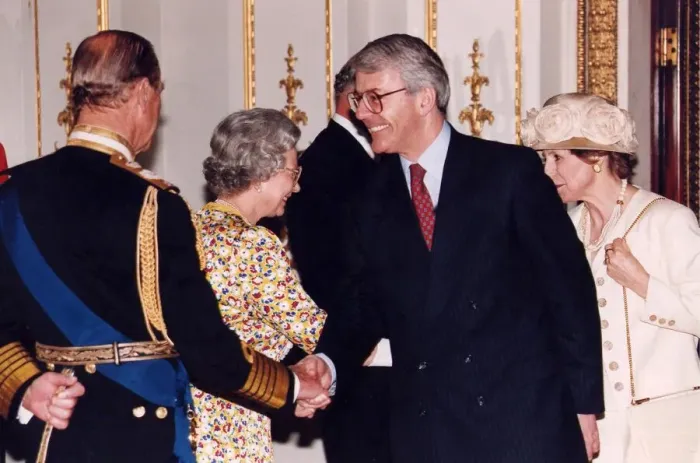 Framed Print : John Major and wife Norma meeting the Queen and Prince Philip at Buckingham Palace