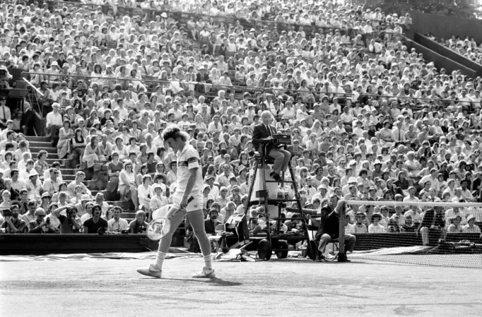Framed Print : John McEnroe v Tom Gullikson, first round match at Wimbledon on Court Number One Framed Print : John McEnroe v Tom Gullikson, first round match at Wimbledon on Court Number One