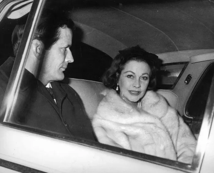 Framed Print : JOHN MERIVALE WITH VIVIEN LEIGH DRIVEN AWAY FROM OPERA - 19TH FEBRUARY 1965