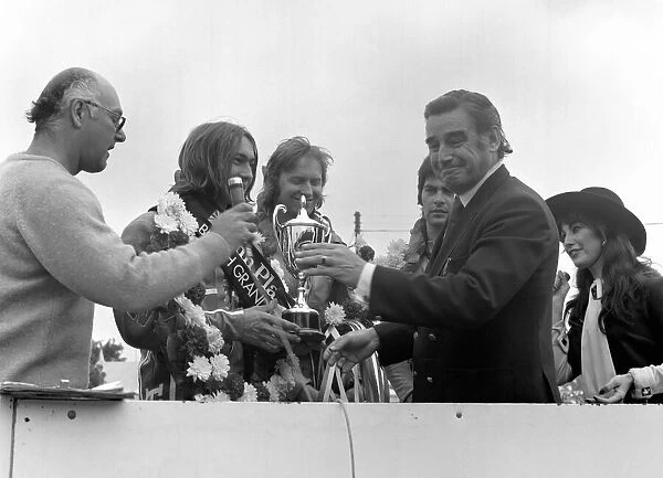 John Player British Grand Paix, Silverstone. Ron Haslam being presented with