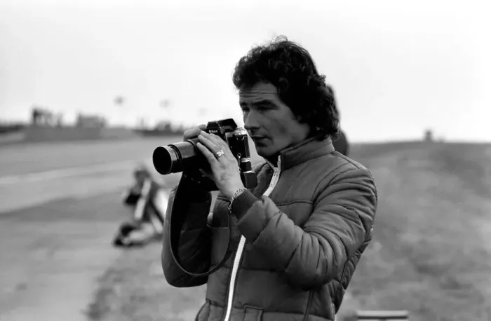 Framed Print : John Player British Grand Prix, Silverstone. Barry Sheene at the track-side taking Framed Print : John Player British Grand Prix, Silverstone. Barry Sheene at the track-side taking
