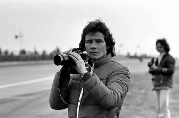 Framed Print : John Player British Grand Prix, Silverstone. Barry Sheene at the track-side taking Framed Print : John Player British Grand Prix, Silverstone. Barry Sheene at the track-side taking