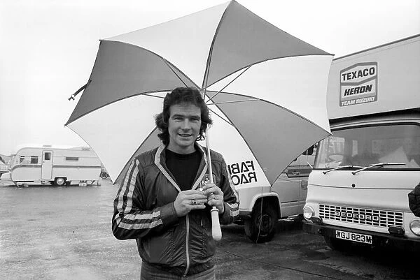 John Player British Grand Prix, Silverstone. Sheene with umbrella in the rain