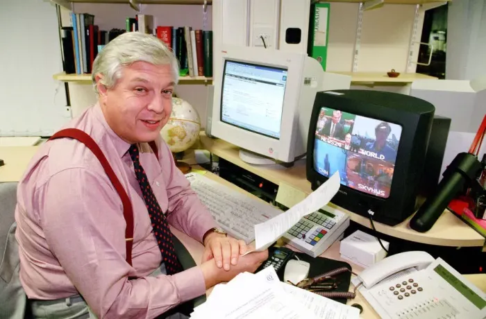 Framed Print : John Simpson BBC, news journalist. 24th November 1998 Framed Print : John Simpson BBC, news journalist. 24th November 1998