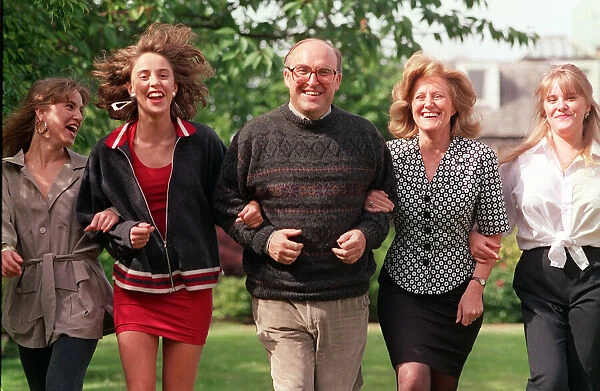 JOHN SMITH WITH HIS WIFE ELIZABETH SMITH AND HIS DAUGHTERS SARAH SMITH (RED TOP)