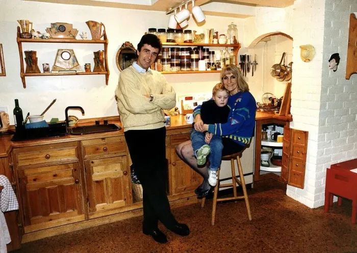 Framed Print : John Stapleton Lynne Faulds Wood and son tv presenters Dbase A©Mirrorpix