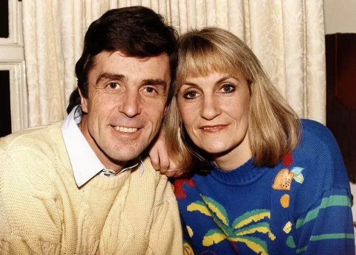 Framed Print : John Stapleton and his wife Lynn Faulds Wood tv presenters Dbase A©Mirrorpix