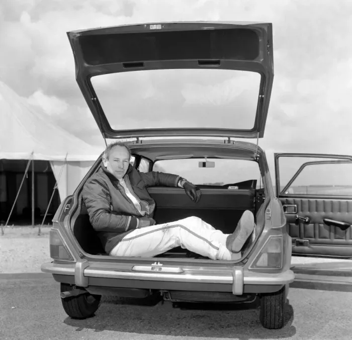 Framed Print : John Surtees gives the new Austin Maxi the once over the Thruxton Motor Circuit, Hants