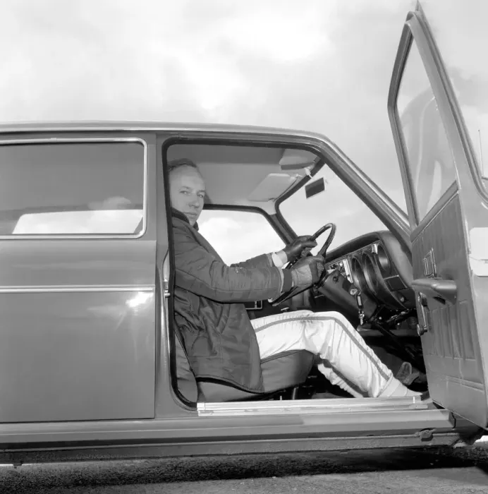 Framed Print : John Surtees gives the new Austin Maxi the once over the Thruxton Motor Circuit, Hants