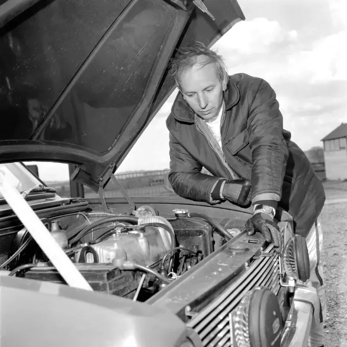 Framed Print : John Surtees gives the new Austin Maxi the once over the Thruxton Motor Circuit, Hants