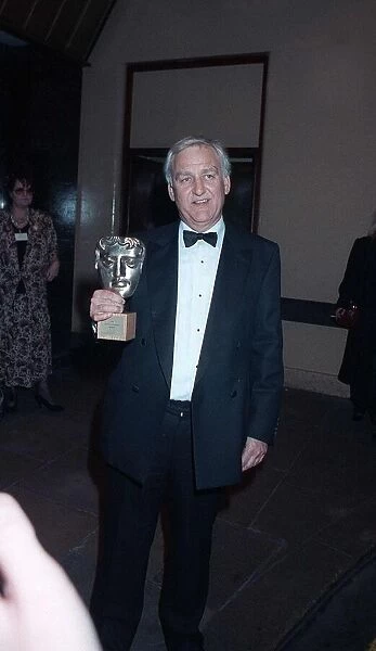 John Thaw Actor holding his BAFTA Award 1990 A©Mirrorpix