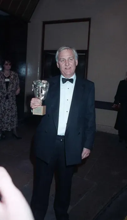 Framed Print : John Thaw Actor holding his BAFTA Award 1990 A©Mirrorpix Framed Print : John Thaw Actor holding his BAFTA Award 1990 A©Mirrorpix